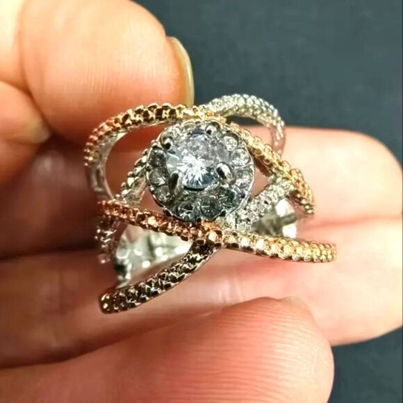 Elegant two-tone wedding ring sz 5 - Picture 2 of 5